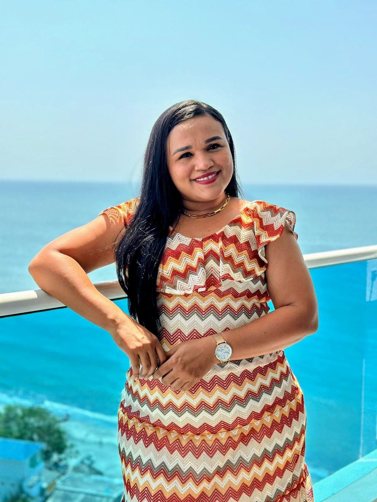 Lina Villalba Castañeda, fundadora de LIVIC, frente al mar en Santa Marta